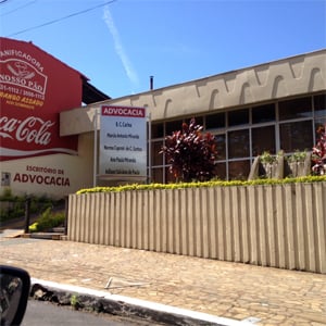 O jardim na fachada do escritório em São Sebastião do Paraíso/MG é realçado pelo azul extasiante do céu mineiro. 